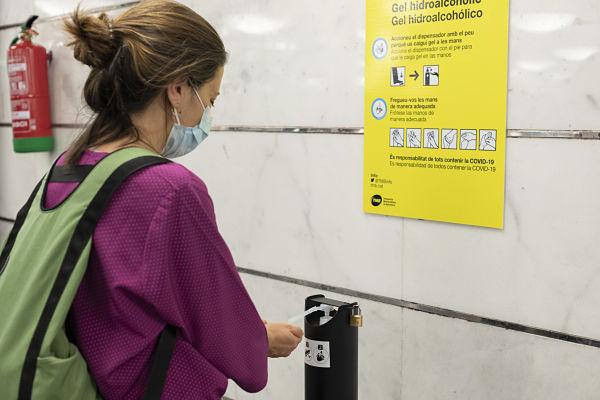 Dispensador de gel desinfectant a l'enllaç de Sagrada Família / Foto: Miguel Ángel Cuartero (TMB)