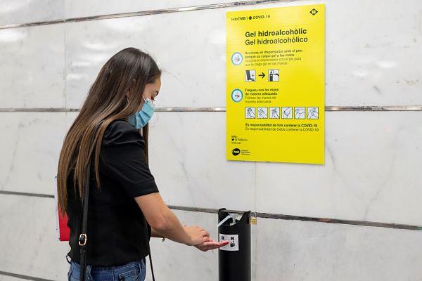Una usuària es renta les mans amb gel hidroalcohòlic al metro / Foto: Miguel Ángel Cuartero (TMB)