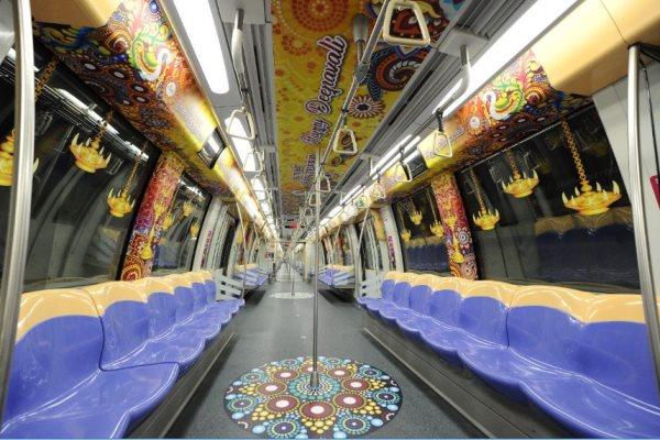 Aspecte de l'interior d'un tren del metro de Singapur per celebrar el festival Deepavali / Foto: LTA