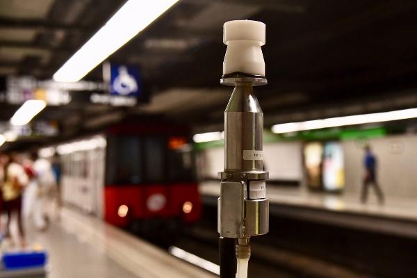 Imatge d'un dels aparells captadors a l'estació Passeig de Gràcia (L3) / Foto: Pep Herrero
