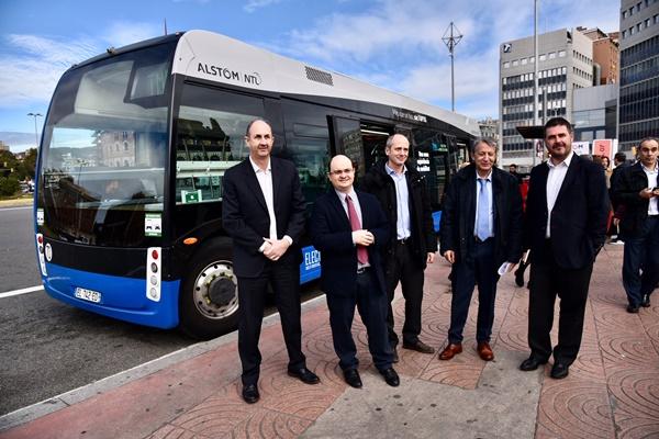 El conseller delegat de TMB, Enric Cañas i el director de Bus de TMB, Ramon Bacardí, amb responsables d'Alstom aquest matí /  Foto: Pep Herrero (TMB)