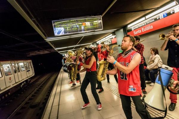 Una banda de músics actuant a l'estació de Santa Eulàlia de la L1 / Foto: pep Herrero (TMB)