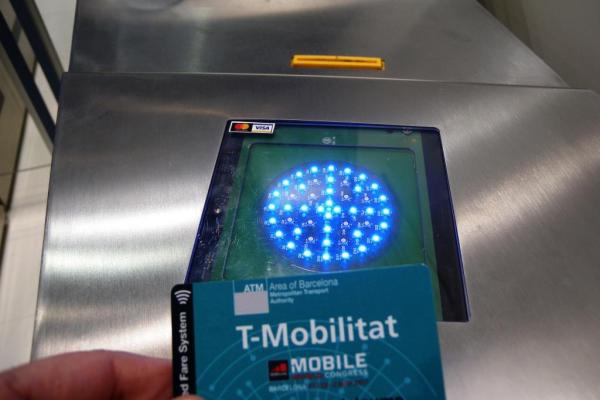 La futura targeta T-Mobilitat serà de plàstic, personal i recarregable / Foto: TMB