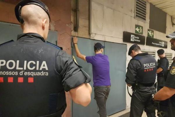 Agents dels Mossos d'Esquadra identificant un presumpte carterista al metro / Foto: Mossos d'Esquadra