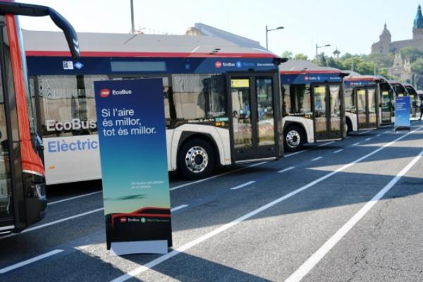 Cartell amb la nova marca i imatge EcoBus a la presentació dels 69 nous autobusos ecològics de TMB. Foto: Miguel Ángel Cuartero
