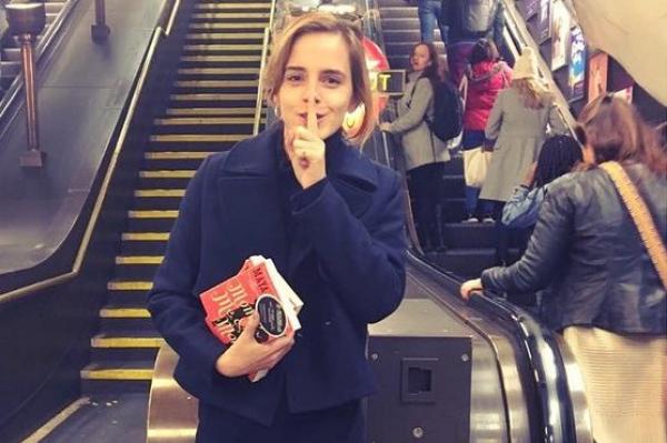 Emma Watson a punt d'amagar llibres al metro de Londres