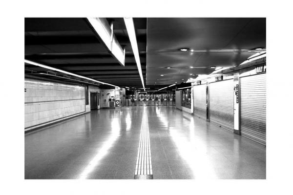 Estació de metro sense usuaris / Foto: Enric Garrido