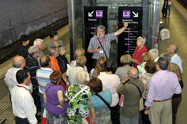 Activitat del taller 'Ens mou la gent gran' al metro / Foto: Miguel Ángel Cuartero (TMB)