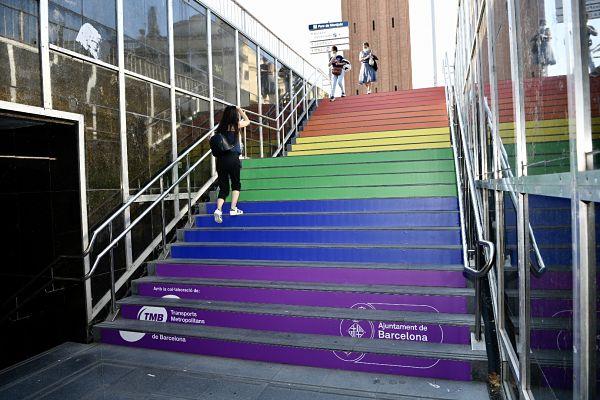 Escala de l'estació Espanya amb els colors LGTBI / Foto: Miguel Ángel Cuartero (TMB)