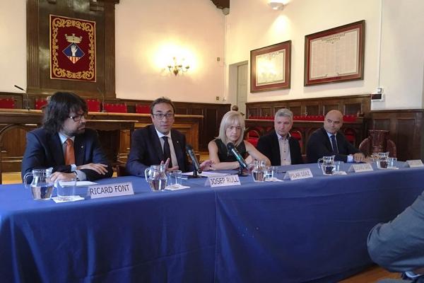 Un moment de l'acte de firma de l'acord, a l'Ajuntament d'Esplugues / Foto: Generalitat de Catalunya
