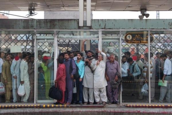 Passatgers esperant l'autobús en una estació de Lahore / Foto: Faizan Ahmad