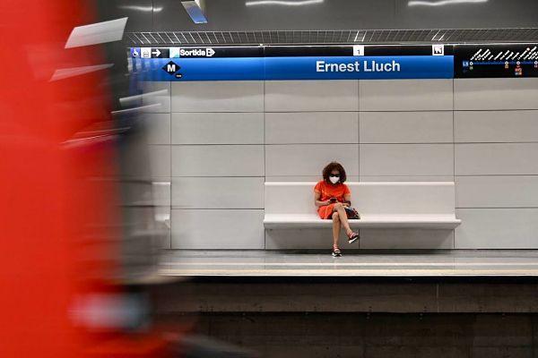Una usuària a l'andana de la nova estació d'Ernest Lluch / Foto: Pep Herrero (TMB)