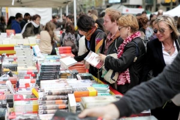 La diada de Sant Jordi a la Rambla de Barcelona, entre roses i llibres / Foto: ACN