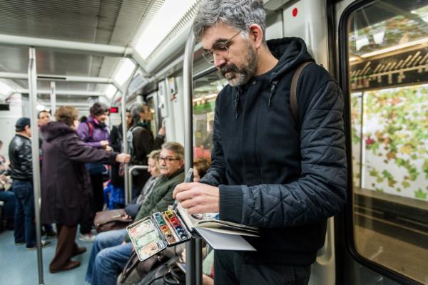 L'usuari Francesc Ricart dibuixant dins un comboi de metro / Foto: Pep Herrero 