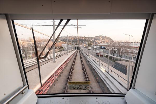Visió frontal des d'un tren estacionat a Zona Franca / Foto: Pep Herrero (TMB)