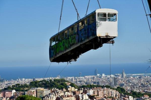 Extracció d'un dels cotxes del funicular amb una grua / Foto: Pep Herrero (TMB)