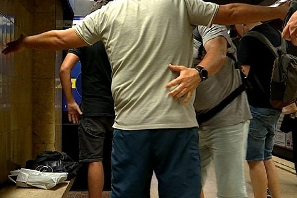 Mossos identificant presumptes carteristes al metro / Foto: Betevé