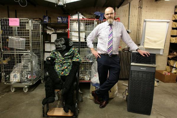 Reproducció d'un goril·la salvatge a l'oficina d'objectes perduts de la TfL,al costat de Paul Cowan, director de l'oficina / Imatge: The Guardian