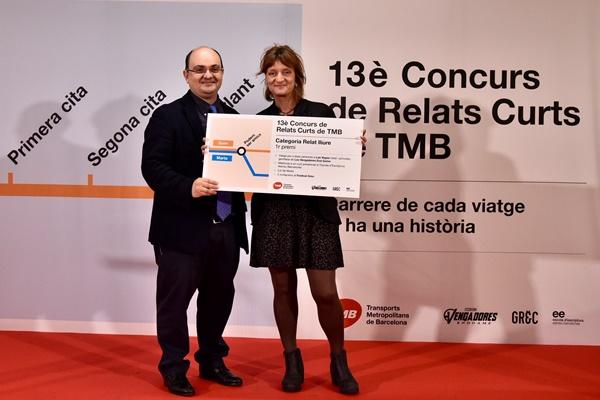 El conseller delegat de TMB amb la guanyadora de la categoria Relat Lliure / Foto: Pep Herrero (TMB)