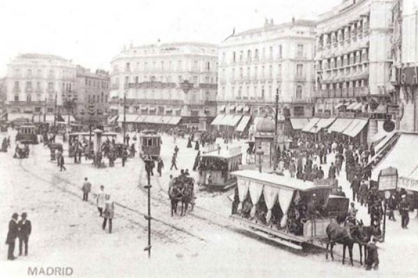 La Puerta del Sol al començament del segle XX. Els primers tramvies de tracció elèctrica comparteixen encara els carrils amb les velles línies de tracció animal / Forto: web Club de Amigos del Transporte Público