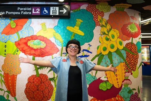 L'artista japonesa Mari Ito davant la seva obra al metro finalitzada l'any 2017 / Foto: TMB