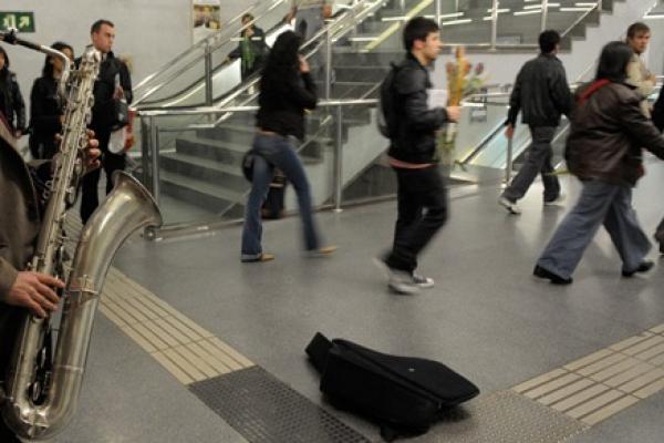 Imatge d'un músic tocant al metro / Foto: TMB
