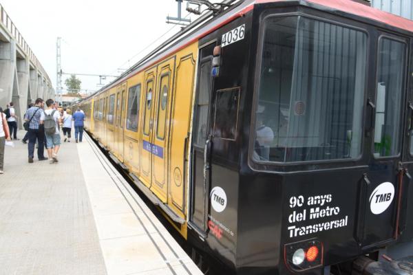 El tren decorat a Bordeta, preparat per al primer trajecte per la línia 1 de metro / Foto: Miguel Ángel Cuartero