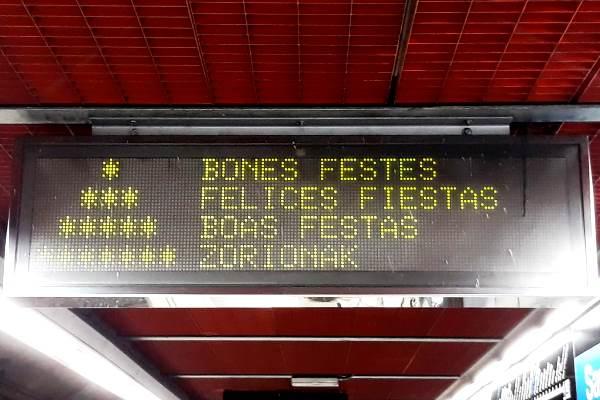 Missatge nadalenc en un cartell lluminós del metro de Barcelona / Foto: TMB