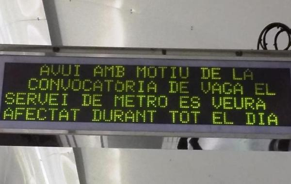 Missatge que es pot llegir en els INP del metro / Foto: TMB