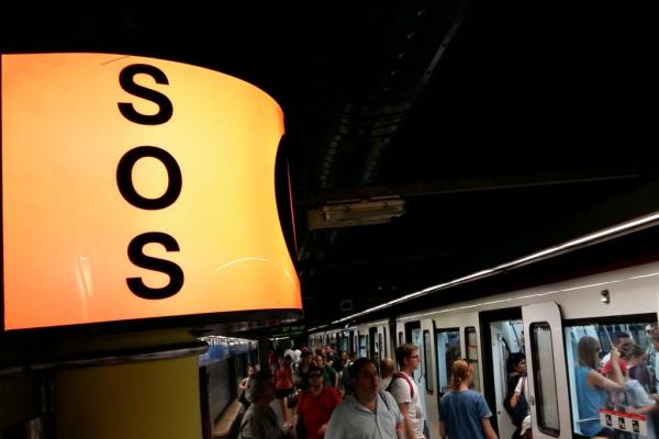 Senyalització lluminosa de l'intèrfon SOS en una estació de metro / Foto: TMB