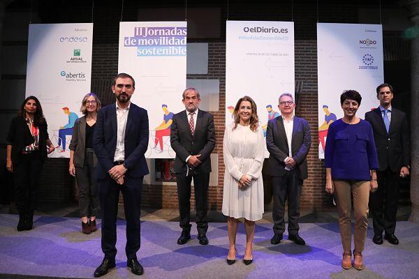 El conseller delegat de TMB, Gerardo Lertxundi, amb la ministra Raquel Sánchez i altres participants a les jornades de mobilitat d'El Diario.es / Foto: Marta Jara El conseller delegat de TMB, Gerardo Lertxundi, amb la ministra Raquel Sánchez i altres participants a les jornades de mobilitat d'El Diario.es / Foto: Marta Jara