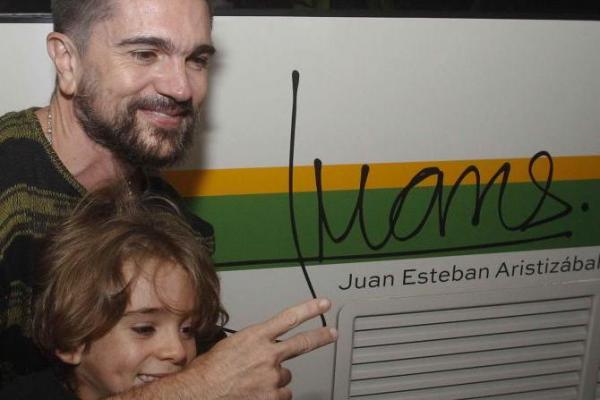 Juanes al comboi del metro de Medellín al costat de la seva signatura