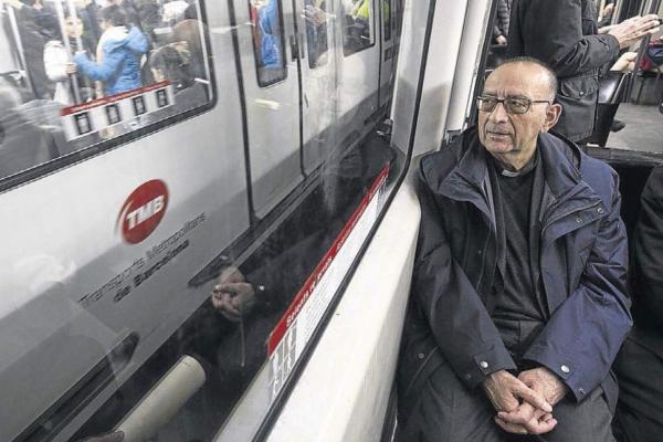 Juan José Omella dins un comboi de metro / Foto: El Periódico