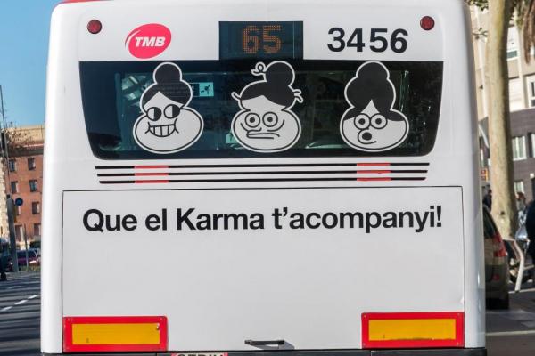 El personatge creat per Díaz-Faes en la part posterior d'un autobús / Foto: TMB