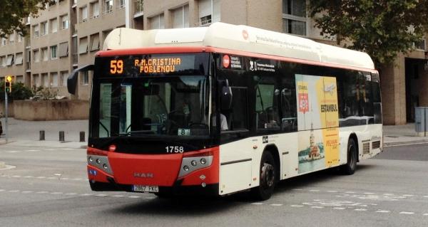 Un autobús 59 travessa el carrer Marina per l'avinguda Icària / Hora Punta