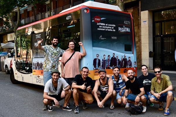 Els membres de La Pegatina amb el minibús en què van viatjar ahir / Foto: Pep Herrero (TMB)