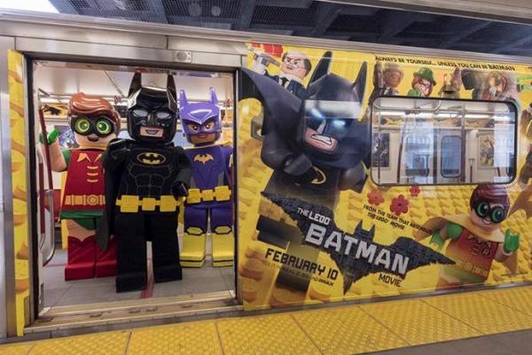 Els personatges de la pel·lícula Lego Batman al metro de Toronto
