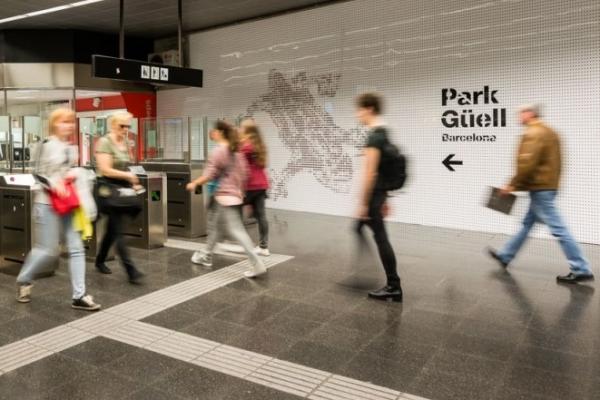 Senyalització turística a l'estació de metro de Lesseps / Foto: Pep Herreo