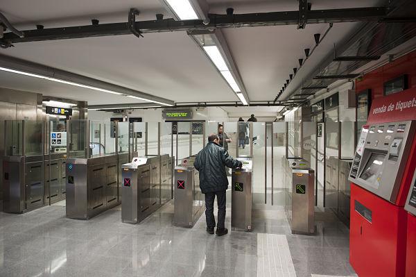 Línia de peatge i distribuidores de bitllets a l'estació de Bogatell / Foto: Miguel Ángel Cuartero (TMB)