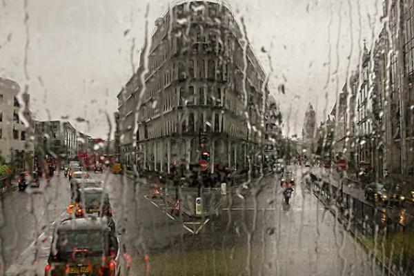 Vista del Londres plujós des de la finestra d'un autobús / Foto: George Georgiou