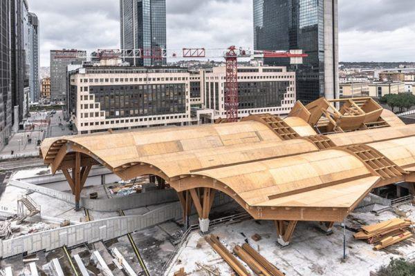 El sostre de fusta de l'estació vol ajudar a atreure usuaris a la zona de la plaça / Foto: Paolo Fassoli