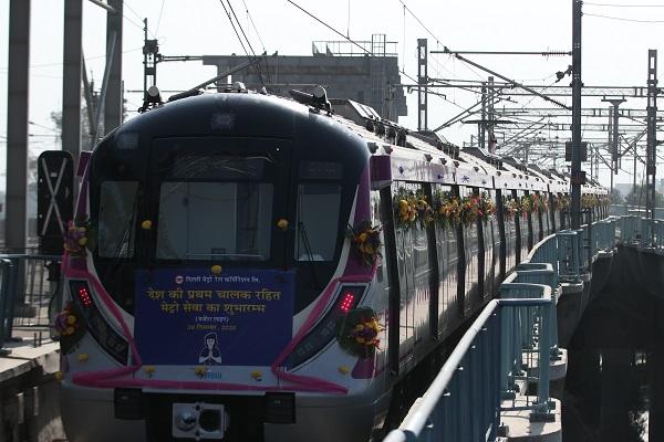 Tren inaugural del funcionament sense conductor a la línia Magenta de Delhi / Foto: DMRC