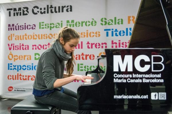 Estudiant de música tocant el piano que ha acollit l'estació de Diagonal / Foto: Pep Herrero 