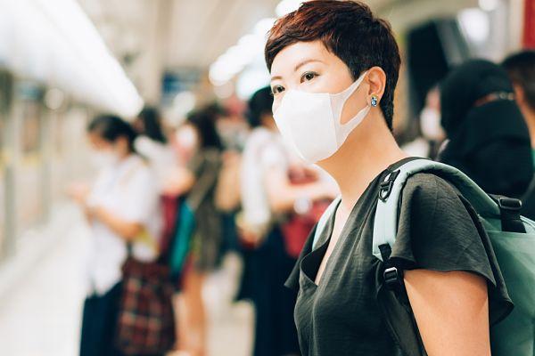 Passatgera amb mascareta en un metro asiàtic / Foto: UITP