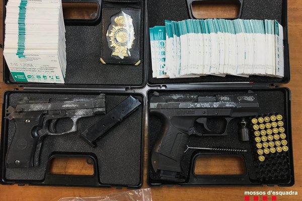 Títols falsificats i armes incautats en l'operació / Foto: Mossos d'Esquadra