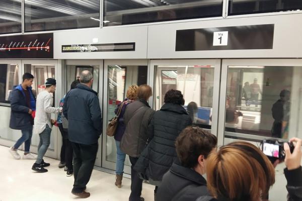 Veïns del Prat de Llobregat estrenant el metro aquesta tarda / Foto: TMB
