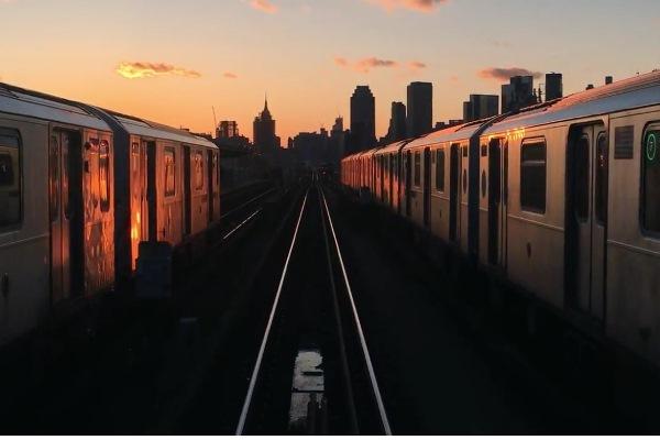 Dos trens es creuen a trenc d'alba a la lína 7 del metro de Nova York / Foto: Ramsay de Give