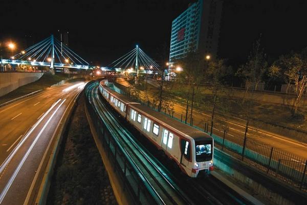 Imatge nocturna del metro de Santiago de Xile / Foto: Metro de Santiago