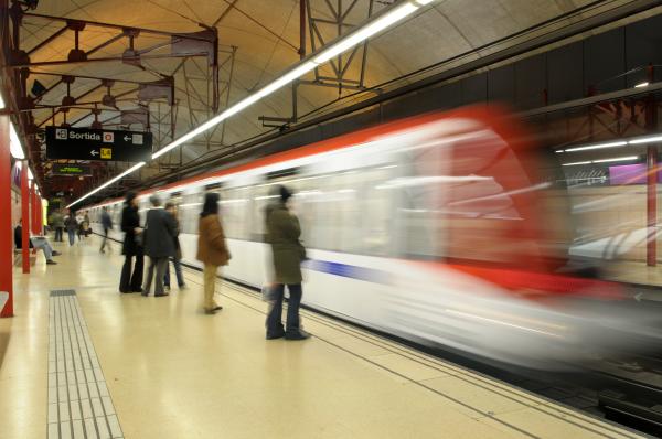 Comboi de metro entrant a una estació