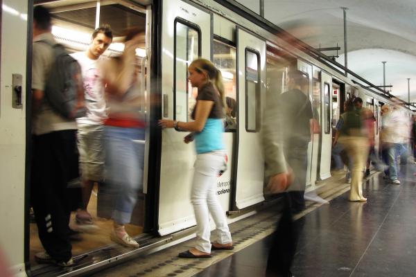 Tren a l'estació de metro d'Espanya de la línia 1 / Foto: TMB